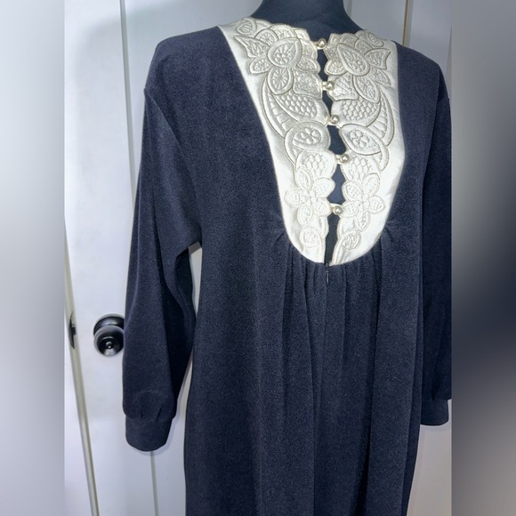 Vintage Vanity Fair Black and Ivory Women's Robe - Picture 4 of 9